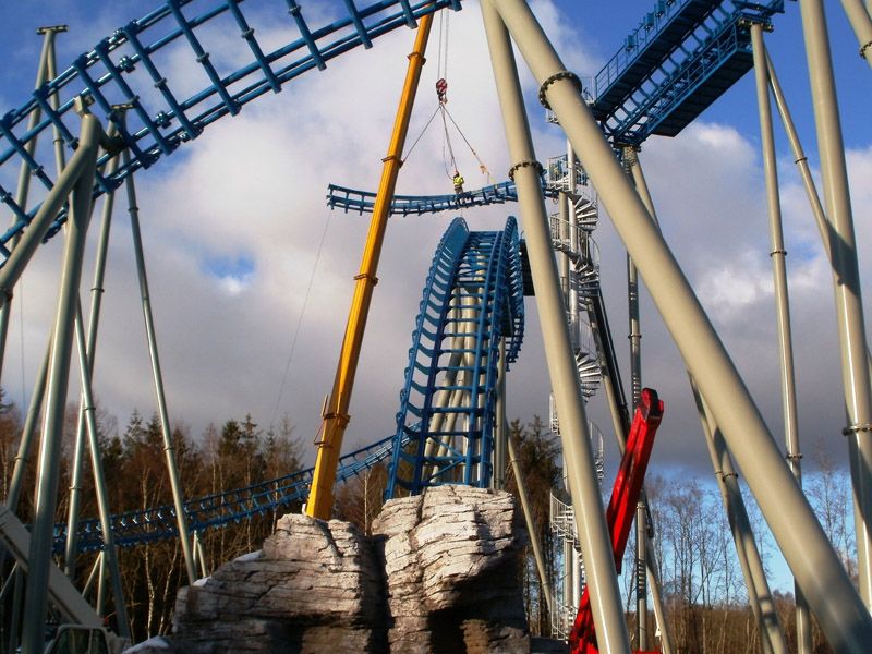 Montage von Achterbahnen und Vergnügungsanlagen