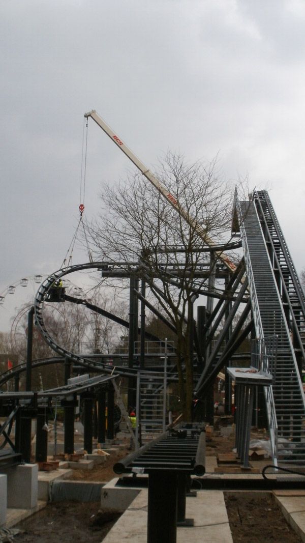 Montage von Achterbahnen und Vergnügungsanlagen