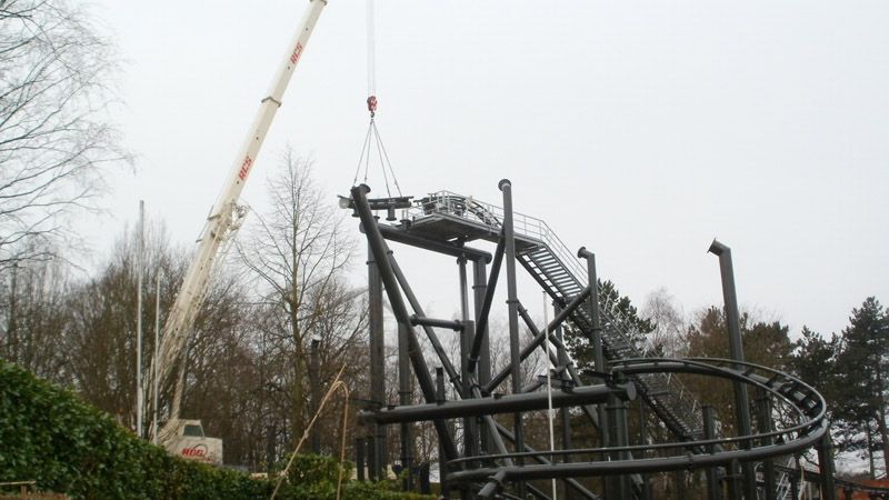 Montage von Achterbahnen und Vergnügungsanlagen