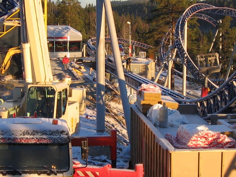 Montage von Achterbahnen und Vergnügungsanlagen