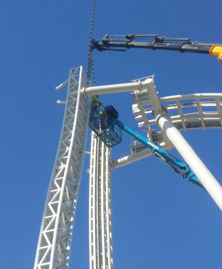 Montage von Achterbahnen und Vergnügungsanlagen