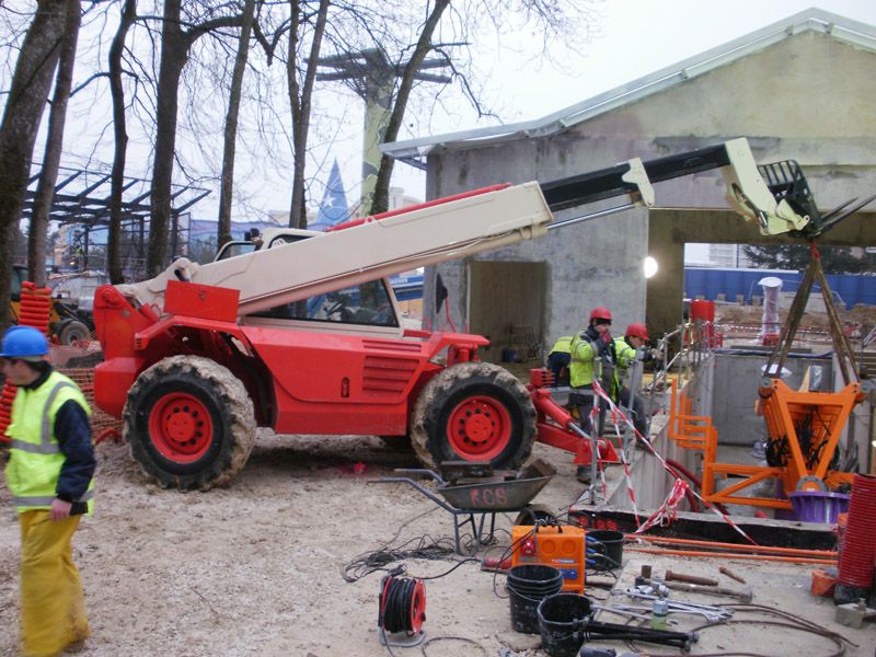 Montage von Achterbahnen und Vergnügungsanlagen