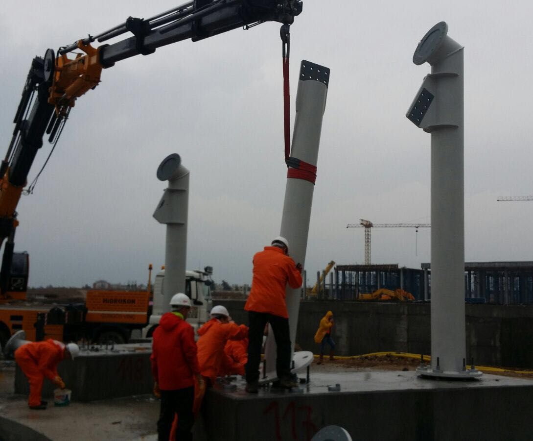 Montage von Achterbahnen und Vergnügungsanlagen