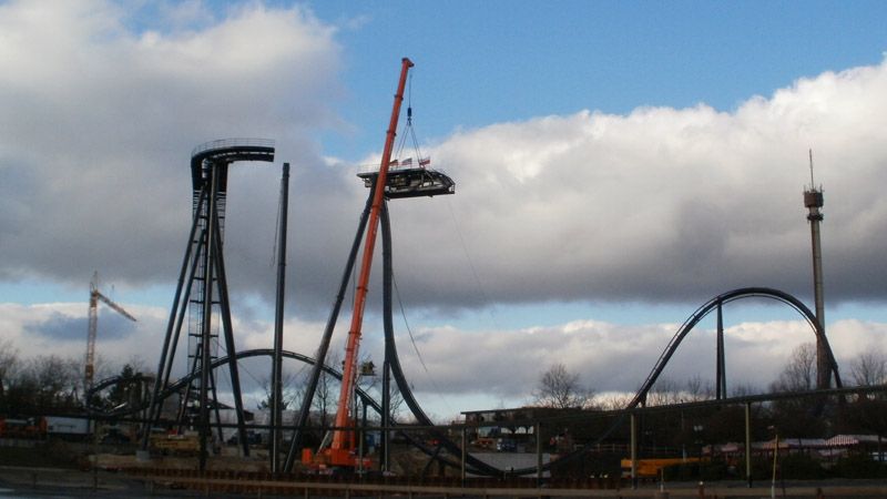 Montage von Achterbahnen und Vergnügungsanlagen